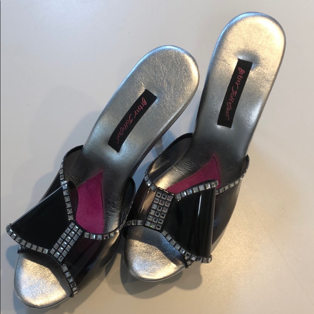 Betsey Johnson black pumps